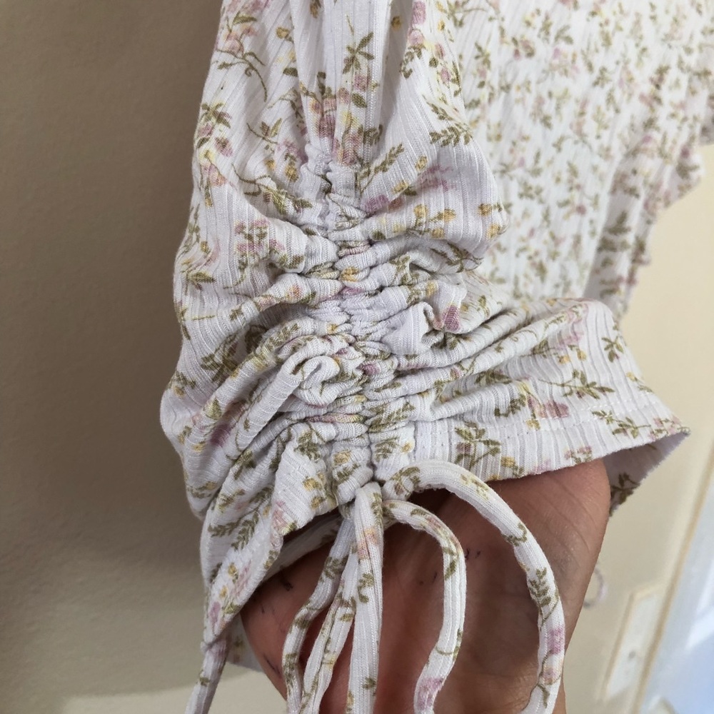 🔴Wild Fable floral Stretchy Crop  top. Scrunched sides short sleeves. Size XL. - Picture 10 of 14
